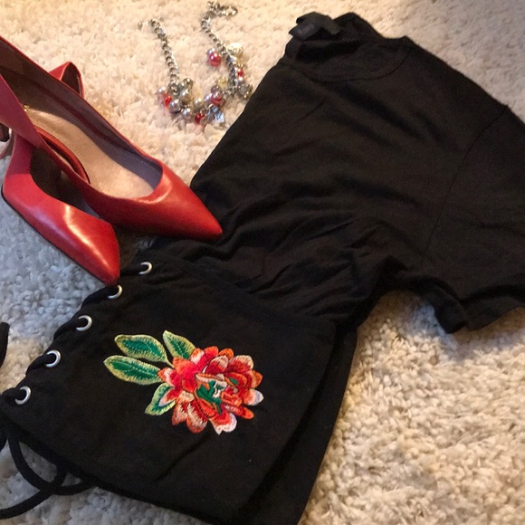 πΊHost PickπΊ Laced Up Embroidered Top - Picture 8 of 9